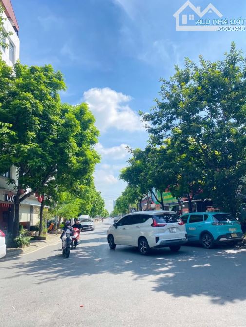 BÁN NHÀ PHỐ HOA LÂM 5 tầng oto đỗ gần chỉ 7 đồng