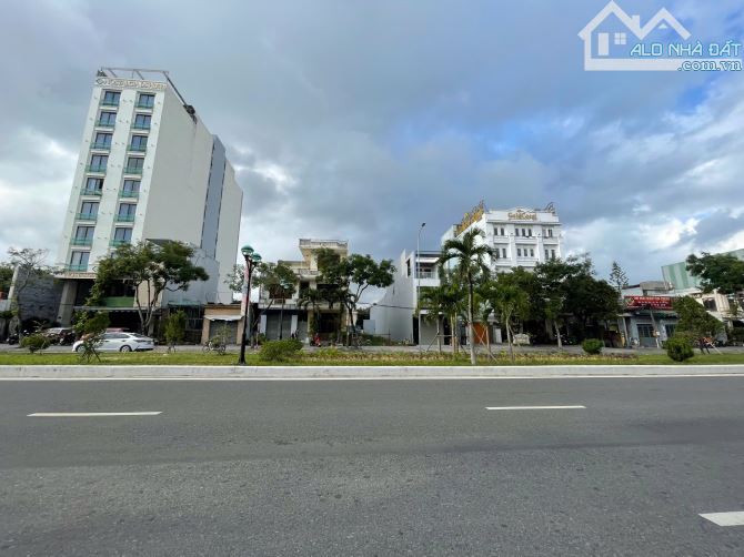 Cần bán 2 lô liền kề đường Hồ Xuân Hương. Đường rộng 42m. Thông ra bãi tắm Mỹ Khê
