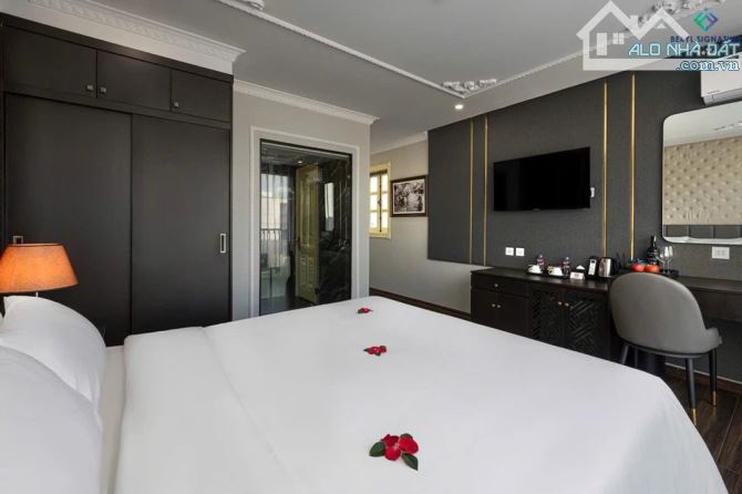 Cần bán khách sạn đường Dương Đình Nghệ. Có hồ bơi. DT 368m2
