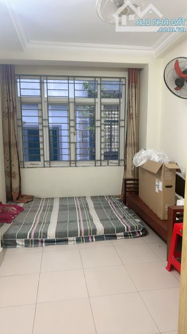 Bán gấp nhà phố Quốc Tử Giám, 26mx5t, ngõ thông, 2 thoáng, chỉ hơn 5 tỷ, nở hậu đẹp.