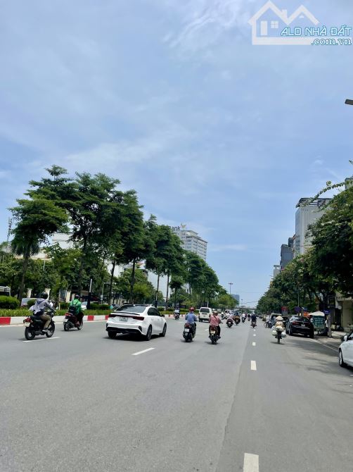 🏡VỊ TRÍ TUYỆT ĐỈNH-BA ĐÌNH- NGÕ RỘNG-GẦN PHỐ VĂN CAO-LIỄU GIAI-ĐI BỘ HỒ TÂY-FULL NỘI THẤT