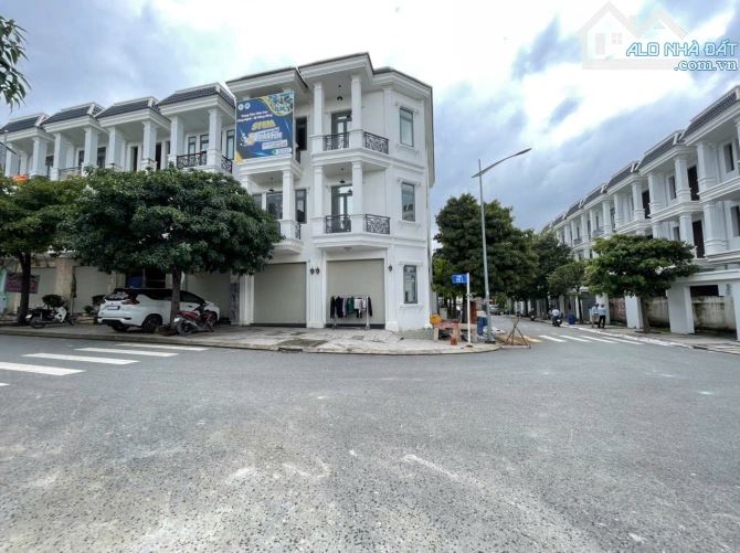 Nhà 2 mặt tiền full nội thất, sổ hoàn công, gần khu Hố Lang, 2812 Dĩ An