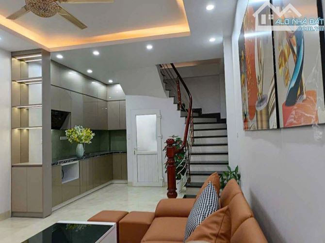 BÁN NHÀ GIANG BIÊN – 45M2 x 6 TẦNG – Ô TÔ ĐỖ CỔNG – GIÁ CHỈ 5 TỶ  📍 Vị trí: VIỆT HƯNG