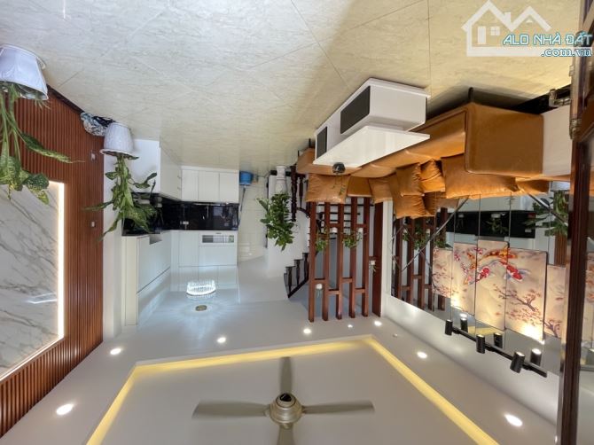 Nhà đẹp phố Hoa Lâm, 5 tầng, dân xây chắc chắn, ngõ nông, nội thất, giá r.ẻ bất ngờ