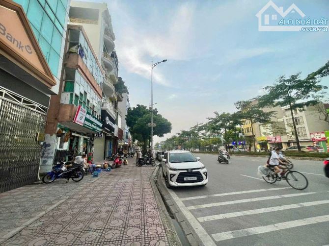 Bán đất tặng nhà mặt phố Ngô Gia Tự, Long Biên – 108m², MT 6m,