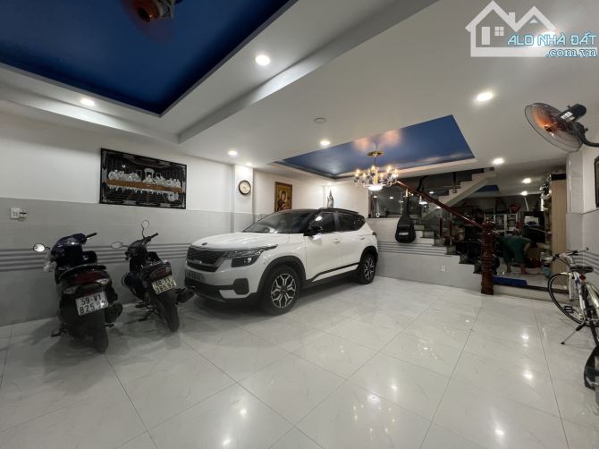 Bán CHDV 5 tầng, 11 phòng cho thuê, cách 1 căn ra mặt tiền Dương Quảng Hàm, ô tô vào nhà.