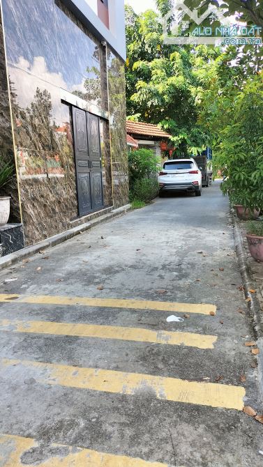 Biệt Thự Ngọc Động-Mặt Hồ 339m x 3 Tầng Đẳng Cấp - Bể koy- Sân Vườn - Tiện Nghi