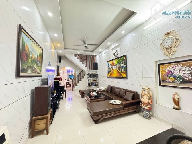 Bán nhà Cầu Giấy, 60m2, 6 tầng, ô tô gần, ngõ thông, 15 tỷ
