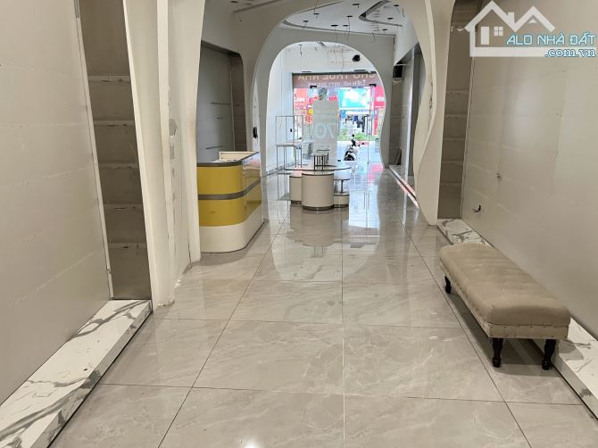 Cho thuê nhà mặt phố Cầu Giấy, 65m2, 3 tầng, shop thời trang, phòng khám