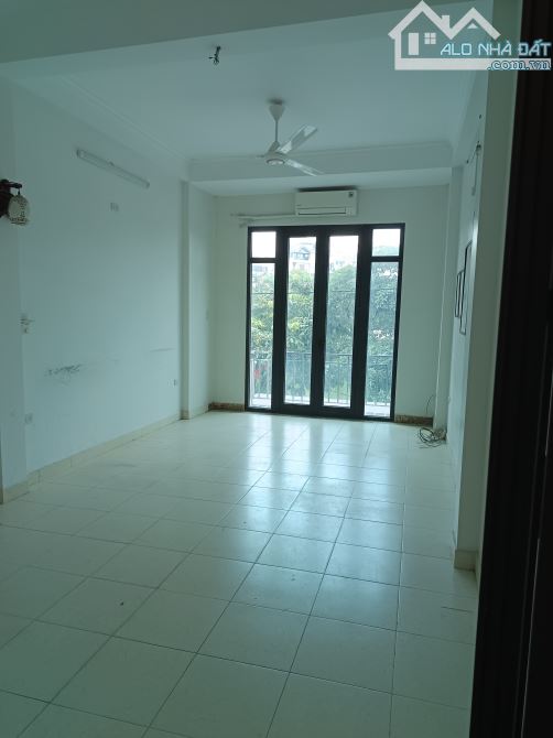 Cho thuê nhà mặt hồ Hoàng Cầu, Đống Đa, kinh doanh, văn phòng,studio