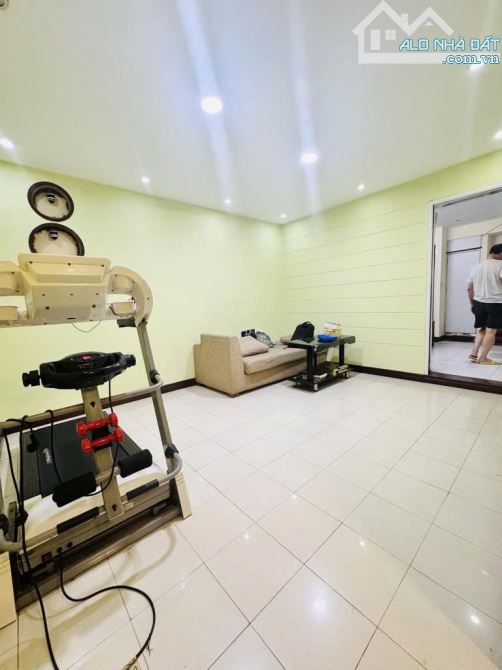 3,2 TỶ  Bán tập thể TÂN MAI, NGUYỄN CHÍNH TẦNG 3, 60M2, SÂN RỘNG Ô TÔ XE MÁY DỪNG ĐỖ