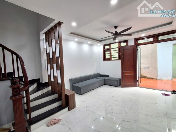 Bán nhà Gia Thụy 39m2 nhà mới đẹp đủ nội thất vài bước ra ô tô tránh 7.8 tỷ