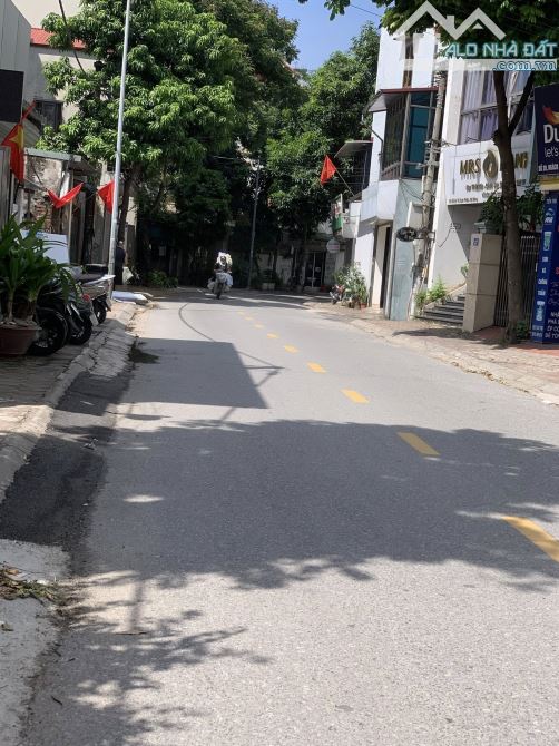 Đất đẹp Sài Đồng 69m, MT 8m, ô tô tránh, vỉa hè, kinh doanh, giá đầu tư 16 tỷ.