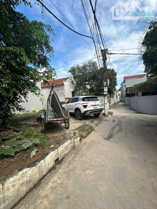Anh trai cần bán mảnh đất lô góc. Diện tích 40m. Chỉ 2ty100. Sát chợ trâu, trường  hoc ….
