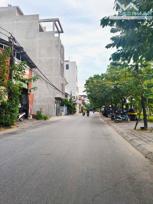 BÁN NHÀ TẶNG TIỆN ÍCH THANH AM LB,DT52M2,NGÕ ÔTÔ TRÁNH,VỈA HÈ RỘNG KINH DOANH,GIÁ 9.XTỶ