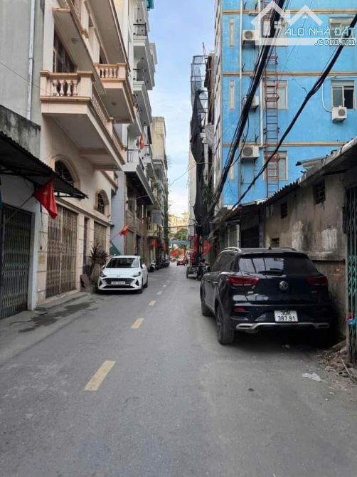 BÁN NHÀ  XÂY MỚI 7 TẦNG THANG MÁY TẠI PHỐ KIM GIANG Ô TÔ NGỦ TRONG NHÀ GIÁ CHỈ NHỈNH 12 TỶ