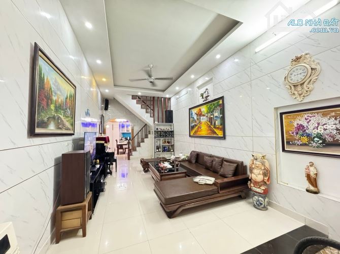 Bán nhà siêu đẹp La Thành Ba Đình gần trường ,chợ tiện ích bạt ngàn dt 50/54m 3T mt 3.6m