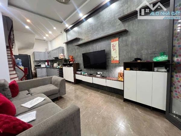 Bán Gấp Nhà 20 Phố Ngọc Lâm, Long Biên, 36m2, 5 Tầng, Phân Lô, Ô Tô, Full đồ