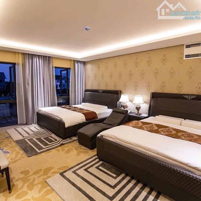 BIỆT THỰ 3 TẦNG NGAY BÃI BIỂN LONG CUNG, CÓ GYM + HỒ BƠI RIÊNG, ĐI BỘ RA BIỂN CHỈ 150M