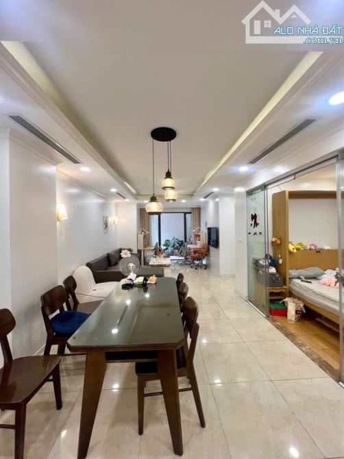Bán căn hộ cao cấp Tân Hoàng Minh, 34 Hoàng Cầu, tầng trung, view hồ, nội thất đẹp.