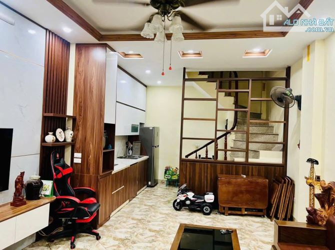 Cho thuê nhà nguyên căn ngõ 86 Đông Thiên, 38m2 x 5 tầng, 3 ngủ khép kín