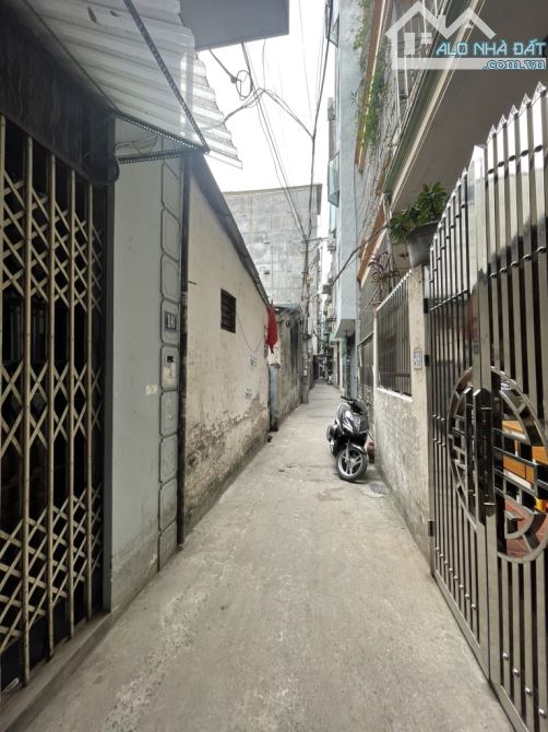 BÁN NHÀ CẤP 4 - 60m2, 12 TỶ - NGÕ BA GÁC, 40M RA Ô TÔ TRÁNH - MAI DỊCH