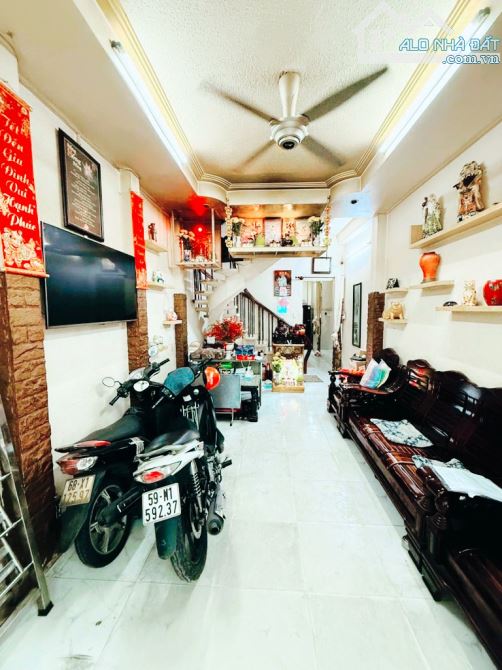 BÁN NHÀ SÁT MẶT TIỀN XÓM ĐẤT HẺM XE HƠI 4 TẦNG ĐÚC 39M2 VUÔNG VỨC GIÁ 6.X TỶ - 1