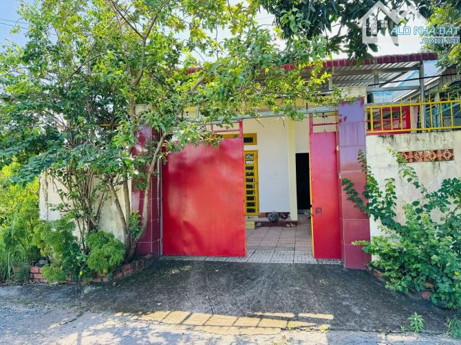 BÁN ĐẤT CÓ SẴN CĂN NHÀ CẤP 4 TRÊN ĐẤT XÃ TÂN HOÀ PHÚ MỸ TPHCM  Diện Tích : 236,7 M2 Ngang - 1