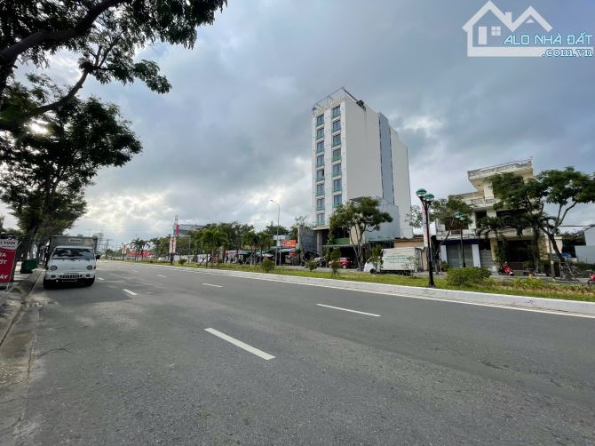 Cần bán 2 lô liền kề đường Hồ Xuân Hương. Đường rộng 42m. Thông ra bãi tắm Mỹ Khê - 1