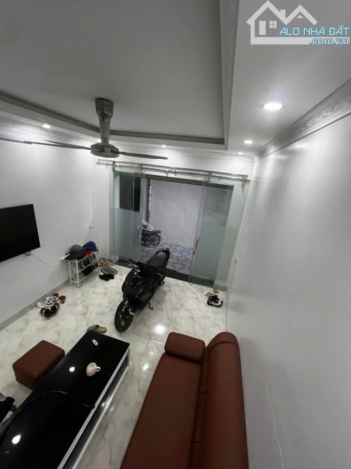 Nhà đẹp đường Láng mới tinh 80m ra ô tô thông Chùa Láng 4 tầng 40m2 4PN đủ nội thất ở luôn - 1