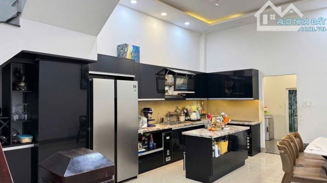 BÁN NHÀ 2 LẦU NHÁNH TRẦN NHẬT DUẬT. DT: 5x25,6M. GIÁ: 8,6 TỶ - 1