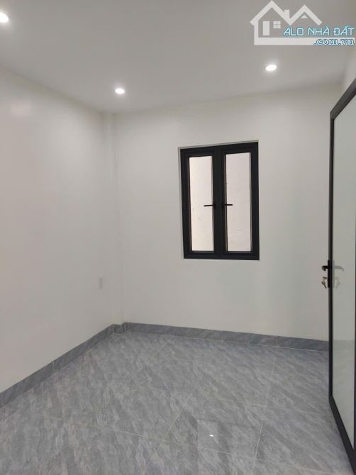 Bán nhà 3 tầng xây mới độc lập ngõ 440 chợ Hàng - 1