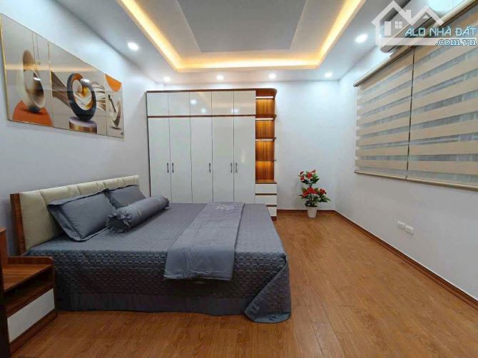 BÁN NHÀ GIANG BIÊN – 45M2 x 6 TẦNG – Ô TÔ ĐỖ CỔNG – GIÁ CHỈ 5 TỶ  📍 Vị trí: VIỆT HƯNG - 1