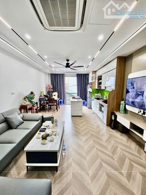 Kiệt Tác Long Biên Hơn 10 tỷ🆘🆘 Cần Bán Gấp Nhà 6 TẦNG THANG MÁY-GARA Ô TÔ 7 CHỔ-FULL NỘI - 1