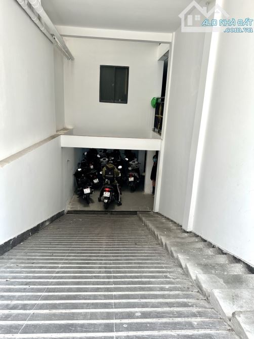 Bán CHDV ngay cổng trường ĐH Văn Lang, 6 tầng có hầm, 140m2 ngang lớn 8m, thu nhập ổn định - 1