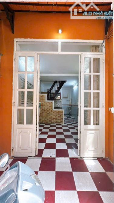 BÁN GẤP NHÀ QUẬN 4 LÔ GÓC MẶT TIỀN HẺM KINH DOANH GIÁ 3 TỈ 2 SỔ RIÊNG 3 TẤM ĐÚC - 1