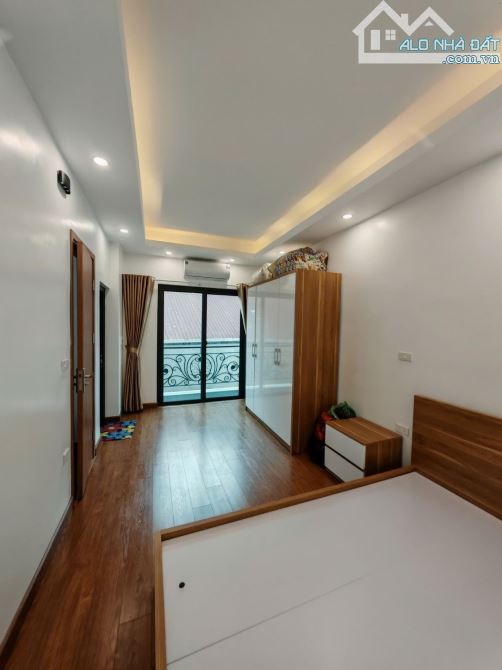 Bán nhà Hoàng Liên, thang máy, nhà xây khung cột chắc chắn, ô tô đỗ cạnh nhà - 1