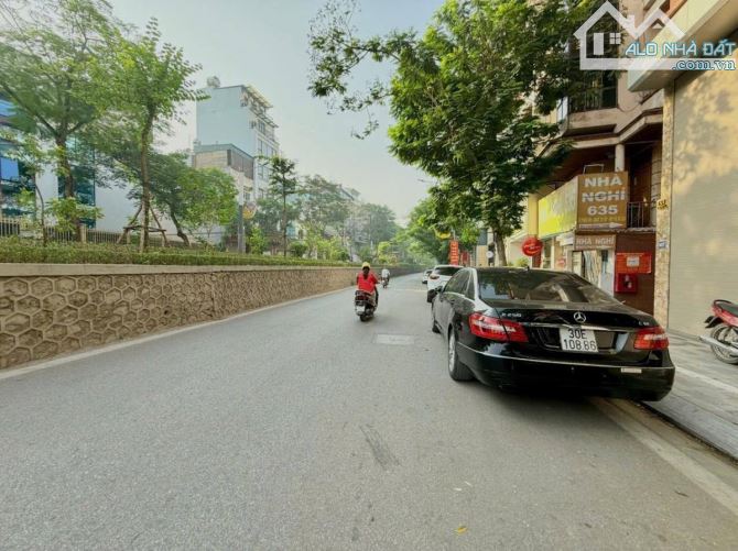 ĐẤT MẶT PHỐ 1 MẶT NGÕ SAU Ô TÔ 35 TỶ 57m MT 4m VỈA HÈ KINH DOANH LẠC LONG QUÂN TÂY HỒ - 1
