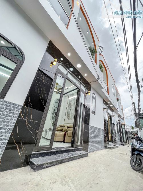 BÁN NHÀ TRỆT LẦU MỚI 100% ĐANG HOÀN THIỆN CÁCH CHỢ AN BÌNH 100M- ĐƯỜNG HOÀNG QUỐC VIỆT - T - 13