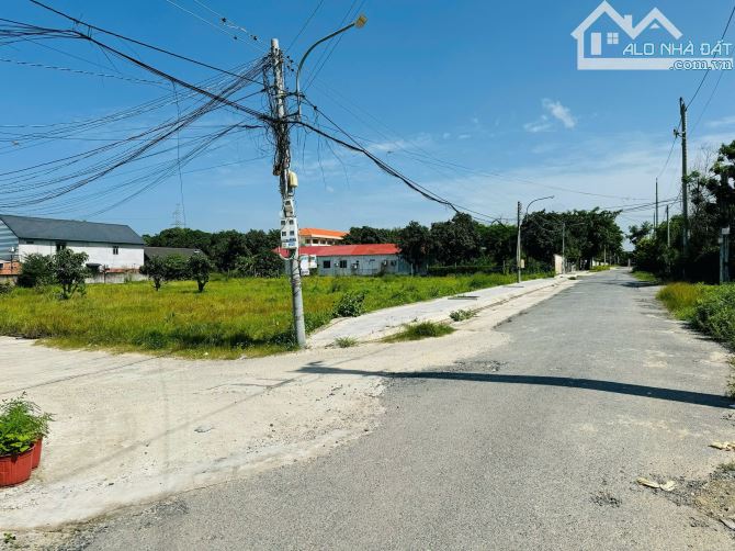 BÁN ĐẤT CÓ SẴN CĂN NHÀ CẤP 4 TRÊN ĐẤT XÃ TÂN HOÀ PHÚ MỸ TPHCM  Diện Tích : 236,7 M2 Ngang - 2