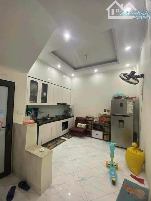 Giảm 200 triệu chị em cần bán nhà chuyển vào Nam ở , cạnh viện Nhi Hà Nội . DT 45m, 4 tầng - 2