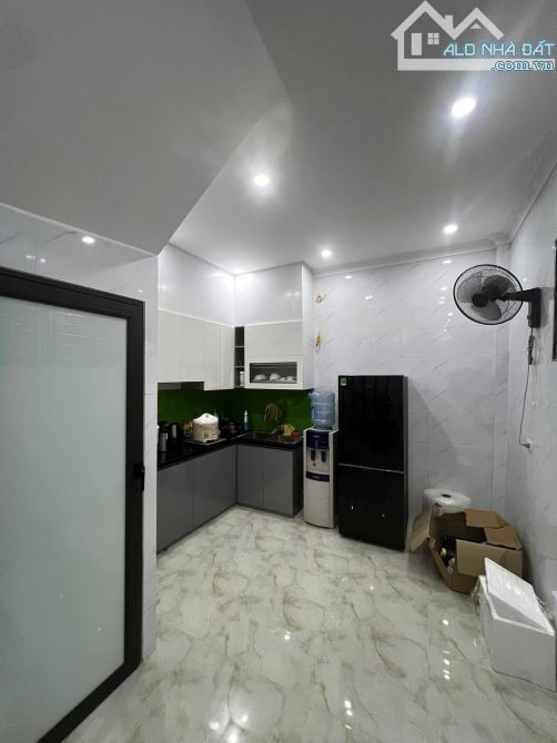 Nhà đẹp đường Láng mới tinh 80m ra ô tô thông Chùa Láng 4 tầng 40m2 4PN đủ nội thất ở luôn - 2