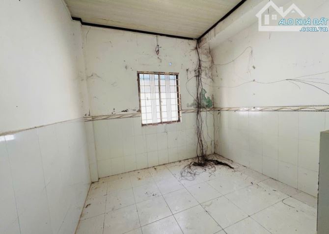 Hàng Ngộp Chủ Cần Bán nhanh Căn nhà ở Gần Ngã Ba Hồng Châu Hóc Môn 108m2 Sổ hồng riêng - 2