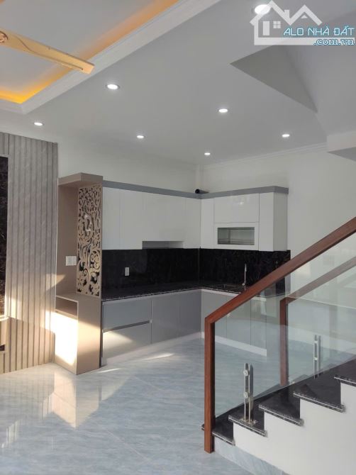 Bán nhà 3 tầng xây mới độc lập ngõ 440 chợ Hàng - 2