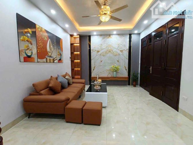 BÁN NHÀ GIANG BIÊN – 45M2 x 6 TẦNG – Ô TÔ ĐỖ CỔNG – GIÁ CHỈ 5 TỶ  📍 Vị trí: VIỆT HƯNG - 2