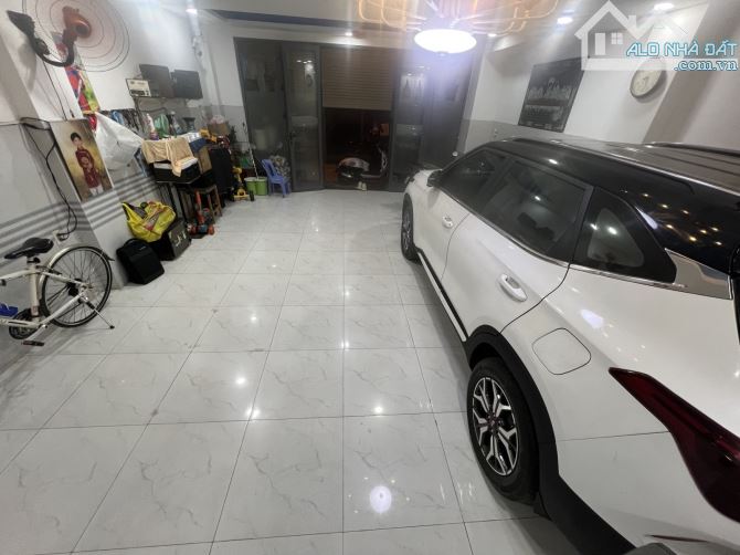 Bán CHDV 5 tầng, 11 phòng cho thuê, cách 1 căn ra mặt tiền Dương Quảng Hàm, ô tô vào nhà. - 2