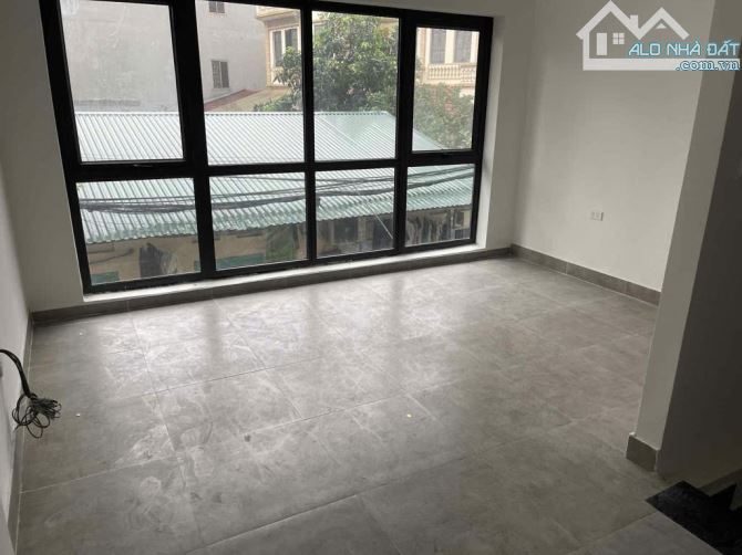 BÁN NHÀ THẠCH BÀN, Ô TÔ NGỦ TRONG NHÀ, GẦN CHỢ THẠCH BÀN, DIỆN TÍCH 30M- 5 TẦNG-6,8 TỶ - 2
