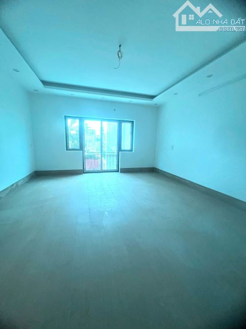 PHÂN LÔ Ô TÔ TRÁNH KINH DOANH TRUNG KÍNH CẦU GIẤY 50M x 5 tang : 23.5 tỷ - 2