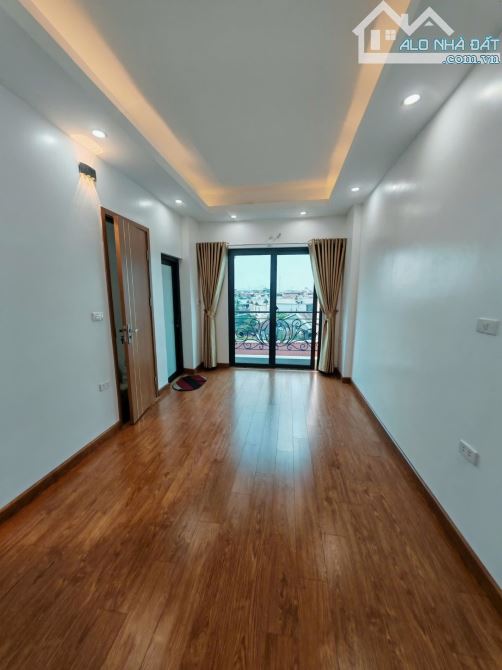 Bán nhà Hoàng Liên, thang máy, nhà xây khung cột chắc chắn, ô tô đỗ cạnh nhà - 2