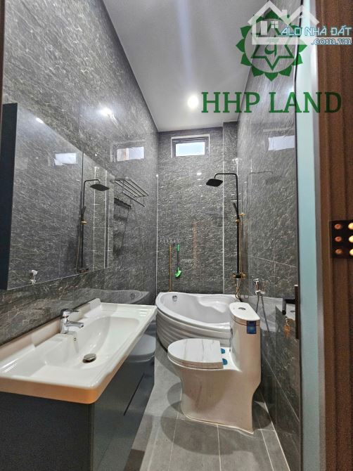 Cần bán gấp nhà vị trí 2 đường Nguyễn Ái Quốc, gần trại giam B5 - 2